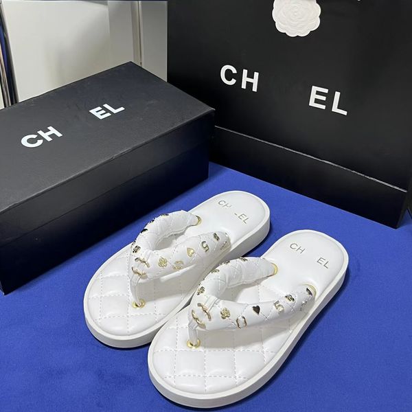 2024 Paris Designer Женские сандалии Summer Beach Luxury Channel Metal Love Label Flip-Flops Женские печатные буквы мягкие и удобные шлепанцы