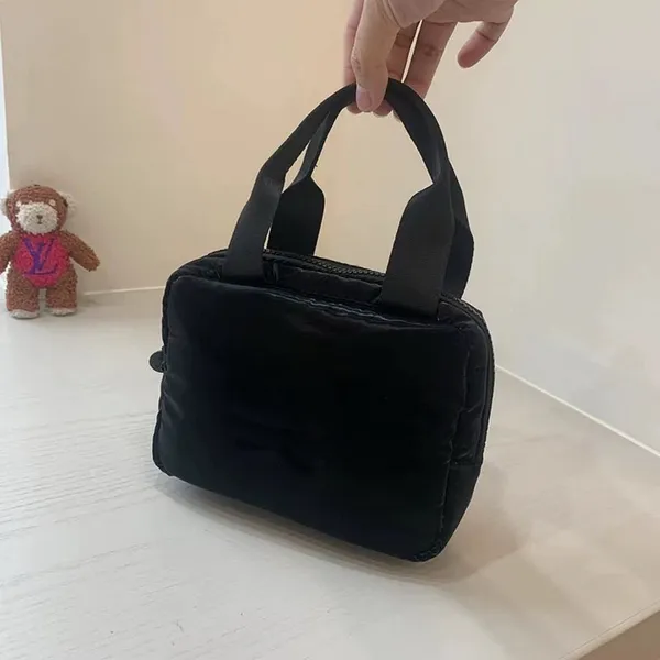 Moda klasik siyah depolama çantaları el yapımı makyaj çantası taşınabilir küçük alışveriş çantası popüler ürünler Avrupa ve Amerika ülkelerinde zarif hediyeler