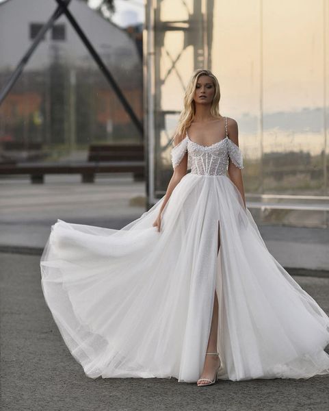 Abiti da sposa scintillanti da spiaggia a linea A con cinturino per spaghetti, perle, abito da sposa con spalle scoperte, abito da sposa Boho con spacco laterale alto per la sposa