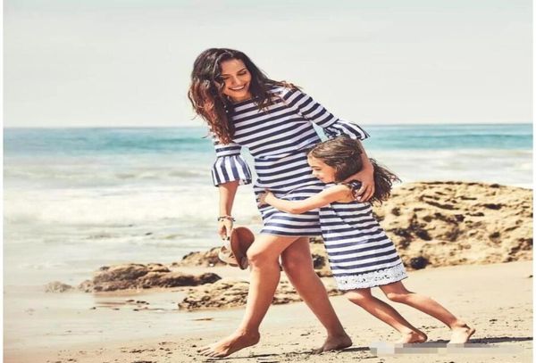 Mãe e filha roupas europeias e americanas verão moda preto e branco listrado mangas trompete vestido fino parentchild8463218