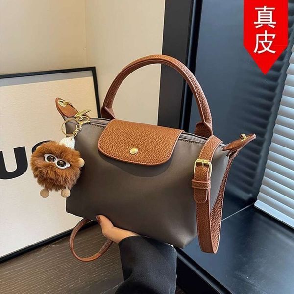 Nova bolsa de ombro de luxo Hong Kong Bolsa de nicho de nicho para mulheres Novas e de inverno pano de nylon de bolinho de bolinho de massa Crossbody