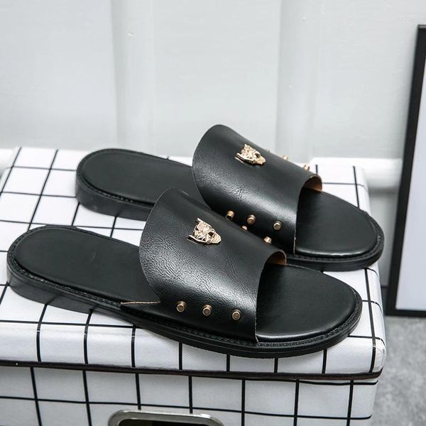 Hausschuhe Sandalen Herren Schuhe PU Einfarbig Mode Lässig Strand Pool Täglich Klassisch Ein Wort Offene Spitze Niete Metall Flacher Absatz