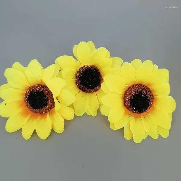 Fiori decorativi 7 cm Mini girasole di seta artificiale testa finta per fai da te festa di nozze decorazione della casa ghirlanda nascita del bambino C1