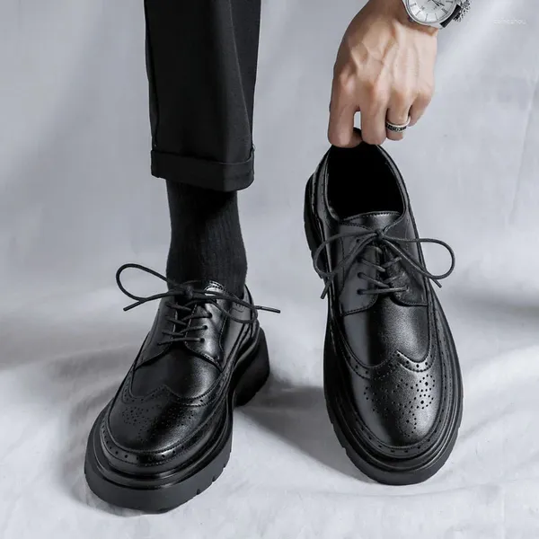 Vestido sapatos sólidos homens sapato casual bloco de couro esculpido solas grossas negócios formal grande dedo do pé preto sapatos sociais masculino