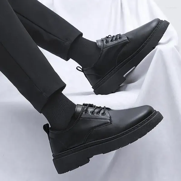Vestido sapatos de couro preto em couro masculino negócio de outono de outono use meninos casuais de fundo mole de terno de estilo britânico moda