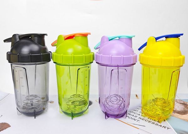 Garrafa shaker de 20 onças perfeita para shakes de proteína, garrafa shaker, batedor de arame, copos de plástico