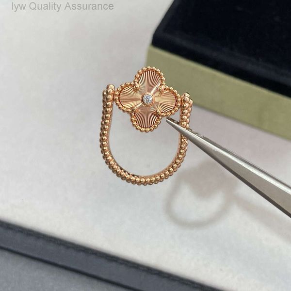 Designer VANCLEF CLOVER RANGE NUOVO FANJIA FANJIA APPRESSIBILE REVERSIBILE CNC CNC Precisione intagliata V-Gold Medaglia di giada rossa di alta qualità a quattro foglie Anello in erba foglia trasmissione