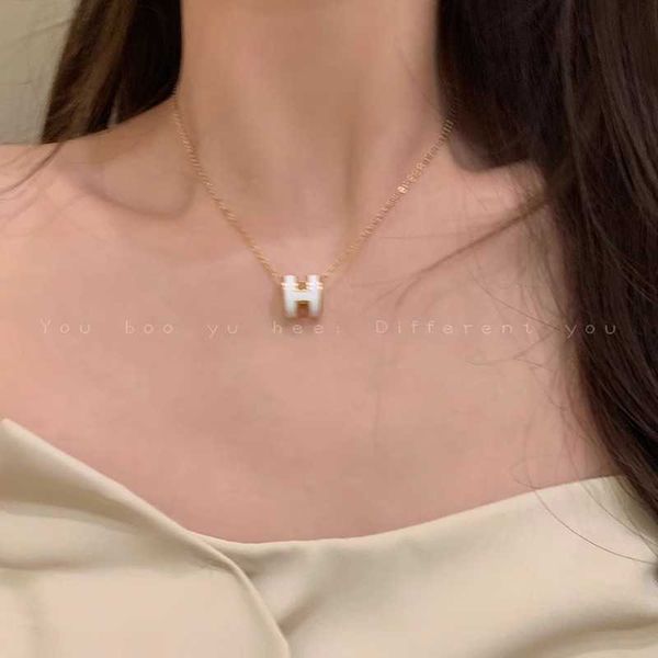 Designer de luxo H colar pingente jóias femininas para colares de luxo leve mulheres design high-end e suéter titânio desbotando clavícula com logotipo