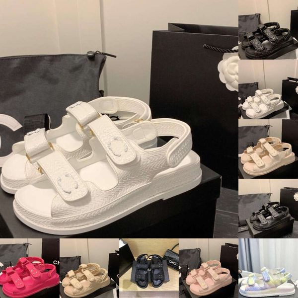 2024 Scarpe da spiaggia estive da donna Sandali da papà in pelle di vitello trapuntati Sandali con plateau con cinturino alla caviglia con cinturino alla caviglia con fibbia a diamante Scarpe sportive con zeppa grossa 102ess