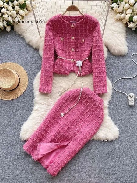 Zwei 2024 -Stück -Kleid Herbst Winter Mode Rose Rot Woll Set Frauen Goldene Knopfkette Gürtel Tweed Kurzjacke Coatsplit Midi Rock Anzug 231205