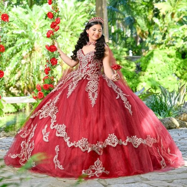 Rotes, glänzendes Quinceanera-Kleid, Ballkleid, goldene Spitze, Perlen-Tulle mit Cape-Korsett, süßes 16. Kleid für 15 Jahre