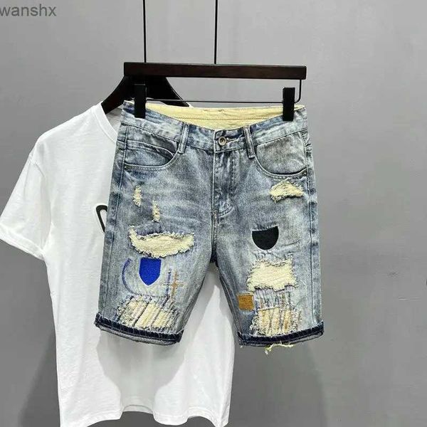 Jeans da uomo Nuovo arrivo del 2023 pantaloncini di jeans casual da uomo estivi moda gatto sussurra denim strappato jeans attillati con patch L2404