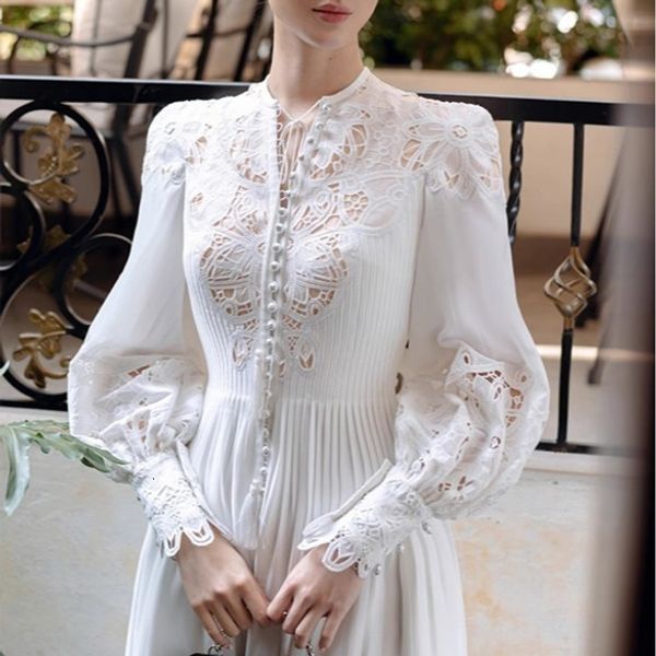 Vietnamesisches Nischendesign mit Spitzenstickerei und ausgehöhlter Spitze, langes Kleid mit Laternenärmeln, lange Ärmel, weißes Kleid im Urlaubsstil 240402