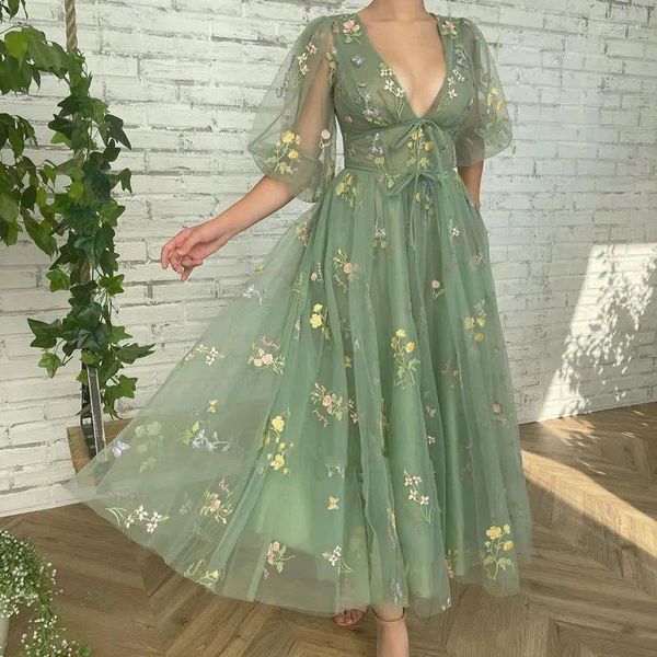 Partykleider – Langes, besticktes Abendkleid mit Blumen und Schmetterlingen, lange, geraffte Puffärmel, grüner Tüll