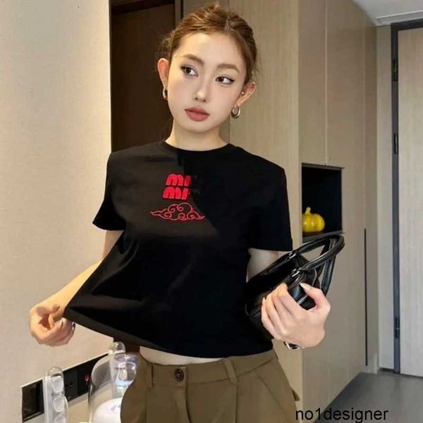 Designer Shenzhen Nanyou High-End-Miu Home-Kurzarm-T-Shirt mit aufgesticktem Buchstabenaufkleber für Damen 24 Sommer New Age Reduzierendes kurzes Oberteil für Damen 7A3R