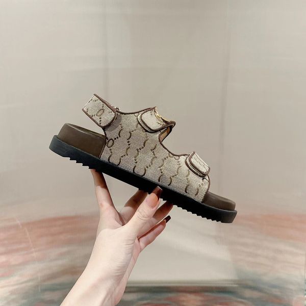 Sandallar tasarımcı ayakkabıları kadınlar kalın tabanlı düz ayakkabılar velcro lüks kunduracılar açık sıradan ayakkabılar çizgili terlikler lüks sandaletler yaz plaj ayakkabıları için tory Roma
