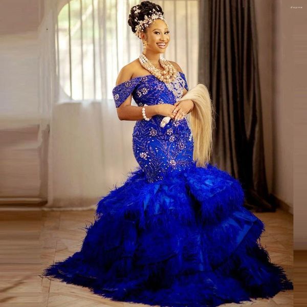 Abiti da festa Nigeria Abito da ballo di lusso Piume Fondo Taglie forti Blu reale Sera Perline principali Cristalli Perle Abito da celebrità a strati