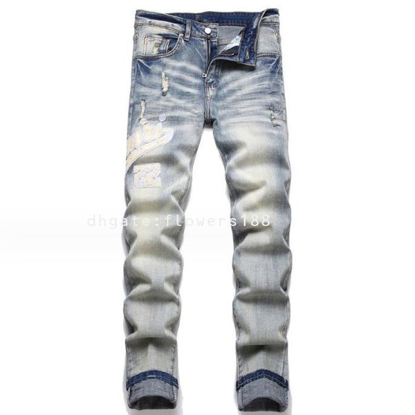 Am Herren Jeans 2024 New Blue Hole Polished White Letter Sticked Badge Small Foot Stretch Herren Jeans Trendy Jeans Jeans Jacke mit Hoodie Männern Denim Jeans Männer