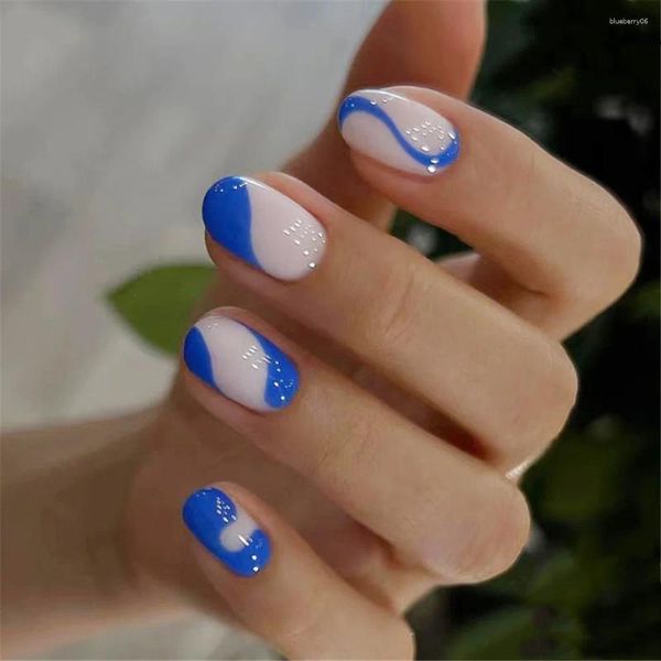 Unghie finte Set testa tonda francese Stampa su punte per unghie a copertura completa Corte blu finte con design 24 pezzi / set Manicure ovale