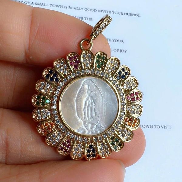 Promozione collane con ciondolo!Ciondoli di conchiglia di madreperla naturale da 30 mm della Vergine di Guadalupe CZ Stone Mary Medaglie religiose