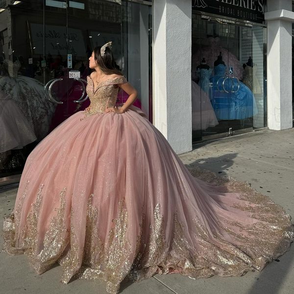 Luxuriöses, mit Perlen besetztes, goldenes Spitzenapplikationen-Ballkleid-Quinceanera-Kleid mit schulterfreien Ärmeln, Schönheits-Rosa-Abschlussball-Abend-Party-Festzug-Geburtstags-Kleid