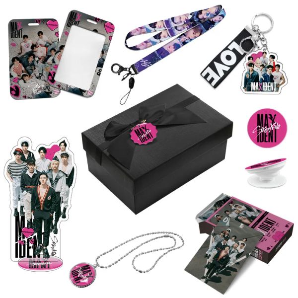 Halsketten Kpop Stray Kids Maxident Geschenkbox-Set mit Lomo-Karte, Schlüsselanhänger, Umhängeband, Anhänger, Halskette, Acrylständer, Fans-Geschenkkollektion