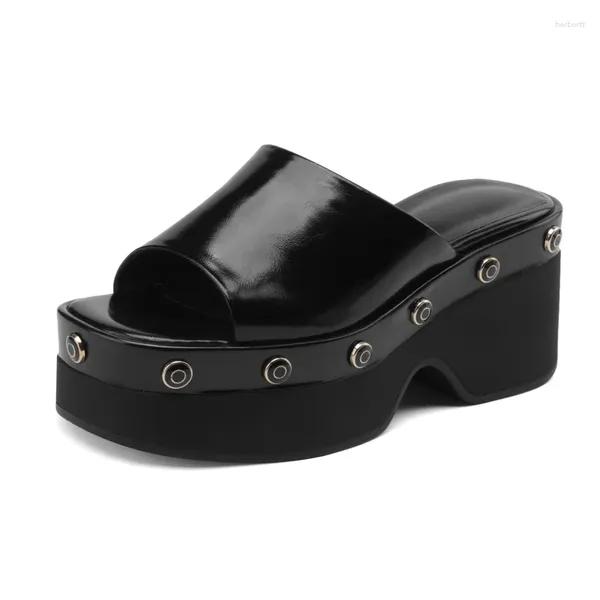 Тапочки HCHAO, сабо на платформе, женские белые туфли на танкетке с открытым носком, повседневная обувь для женщин, черные тапочки на толстом каблуке с заклепками