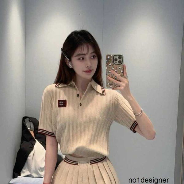 Designer Nanyou High End Roupas Femininas Miu Família Qianjin Academia Estilo Contraste Cor Flip Collar Pit Stripe Lã Manga Curta Poli Camisa de Malha para Mulheres 81ox