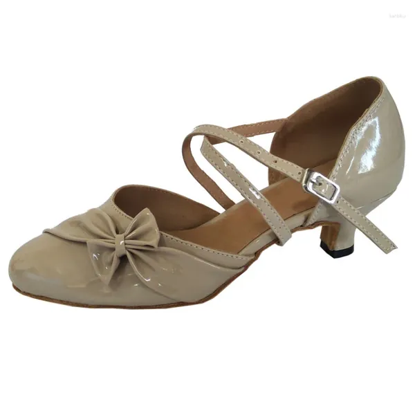 Tanzschuhe für Damen/Mädchen, individueller Absatz, moderner geschlossener Zehenbereich, lateinischer Ballsaal, Partyschuh, geschlitzter Riemen, beige Farbe, Tanzen mit Schleife