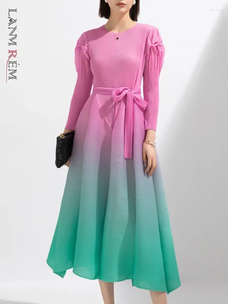 Casual Kleider LANMREM Farbverlauf Plissee Kleid Für Frauen Lange Ärmel Farbe Block Mode Gürtel Weibliche Kleidung 2024 Frühling 2DA4310