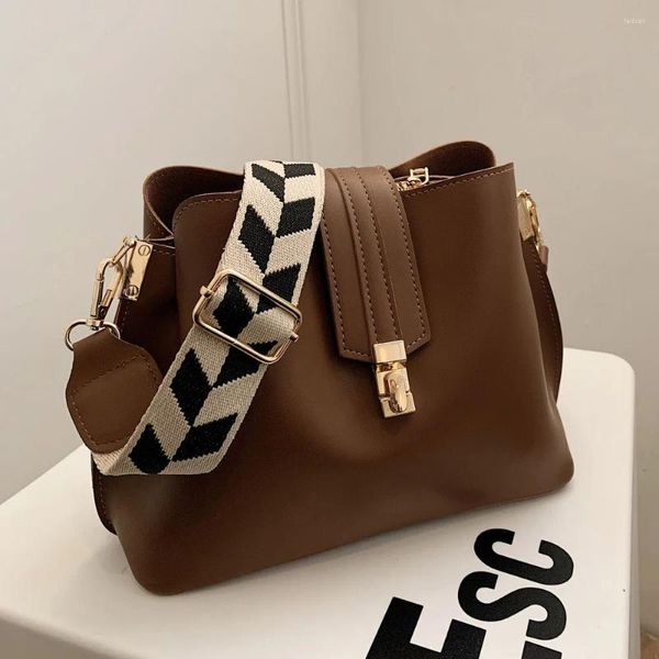 Omuz çantaları 2024 moda marka tasarımcısı bayanlar messenger çanta crossbody kova kadın pu deri kılıflar yüksek kapasiteli el çantası