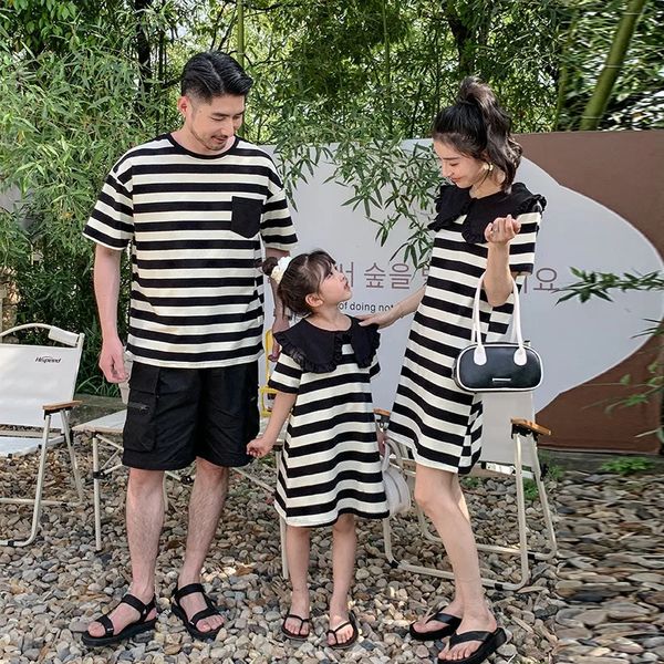 Pai mãe e filho combinando roupas para toda a família roupas mãe filha vestido listrado pai filho igual t camisas roupas 240323