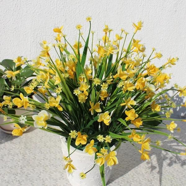 Flores decorativas artificial planta verde grama de plástico 7 garfos borboleta orquídea caixa de flores ao ar livre