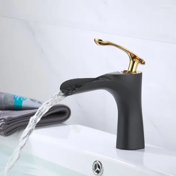 Rubinetti della cucina Tutti i rubinetti in rame europeo in oro nero per bagno e cascata per lavabo con acqua fredda