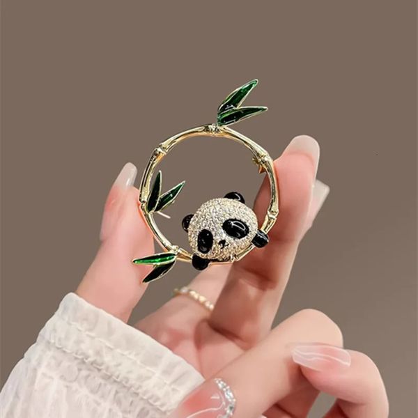 Broche de panda fofo estilo chinês com acessórios de pino de jaqueta de produto de bambu de alta ascensão 240325