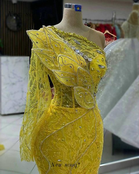 Abiti da festa formale giallo una spalla singola manica lunga da sera 2024 Disegni a foglie 3D abiti lunghi a sirena eleganti per le donne matrimoni