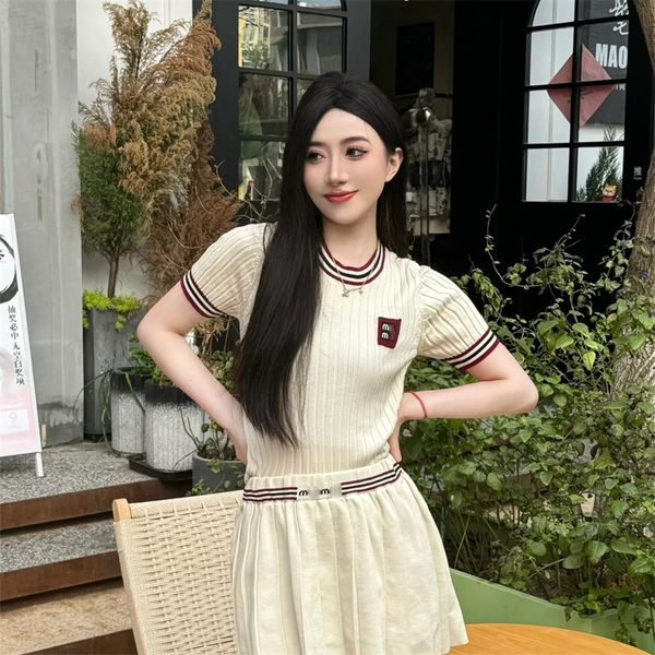 Tuta da donna succosa Set di due pezzi di design Abito in maglia stile college Elegante gonna a righe beige che si scontra con lettera M ricamata