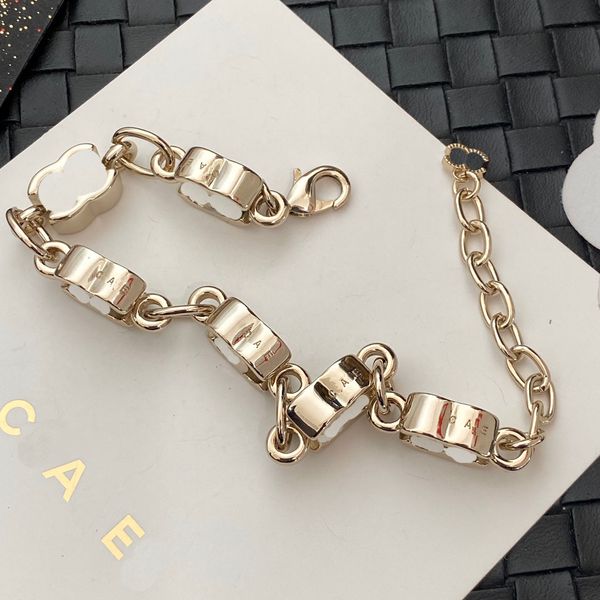 Nuovo Bracciale oro a marchio oro Designer di alta qualità Materiale in ottone di alta qualità Design a catena lunga Bracciale versatile di moda personalizzata e regali di alta qualità