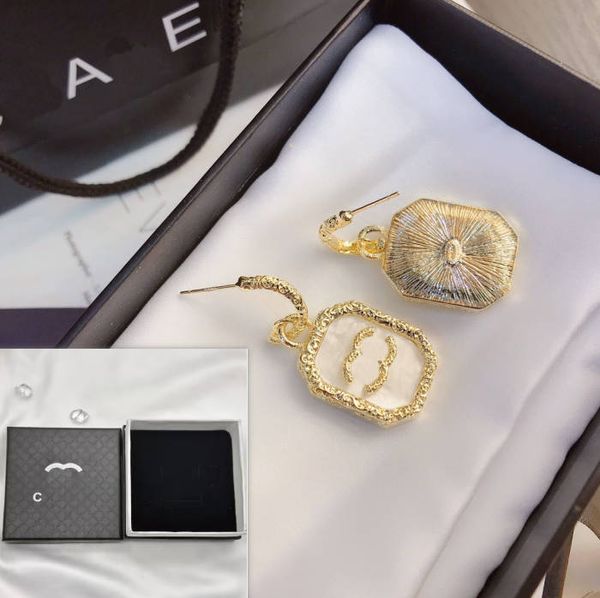 Серьги классический стиль очаровательные девушки Серьги роскошные золотые бренд -дизайнер высококачественные серьги, инкрустированные черно -белой ювелирной коробкой для дня рождения