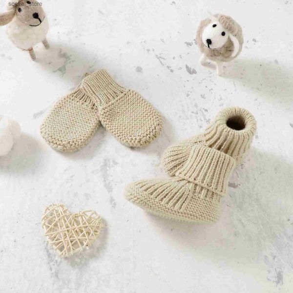 First Walkers Born Baby Schuhe Handschuhe Set Strick Säugling Mädchen Jungen Stiefel Fäustlinge Mode solide 2PC Kleinkind Kind SlipOn Bett handgefertigt 018M 240126 L240402