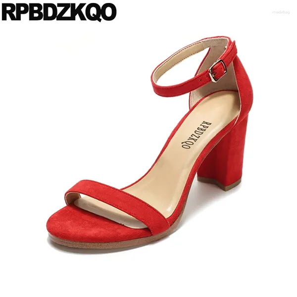 Sapatos de vestido bombas vermelhas tendência quadrado marrom mulheres camurça 2024 designer bloco sandálias dedo do pé aberto verão grosso tornozelo cinta senhoras