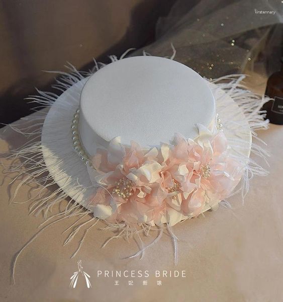 Берец французский стиль белый перо кисточка Satin Fedora Cap Женщины элегантные розовые цветочные головные уборы 2024 Невеста Большая свадебная шляпа