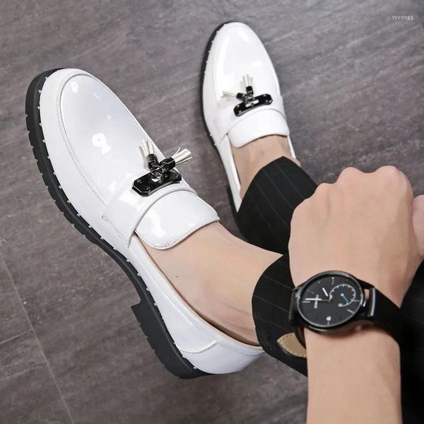 Casual Shoes Herrenmody Party Nachtclub Kleider schwarz weiße Slip-on Quasten Schuh Patent Leder-Ladungsstätte Gentleman Sneakers Mann