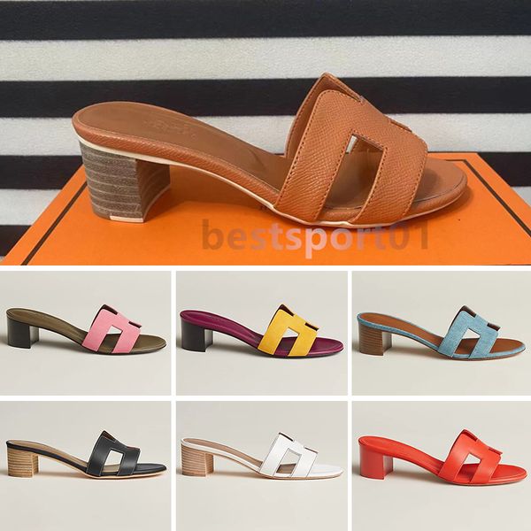 2024 Famous Brand Beach Slippers clássicos de salto plano Designer de verão Flops de couro Lady Slides Sapatos femininos Hotel Bath Ladies Sexy Sandals P3