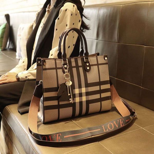 Elegante Luxury Straddle Bag Authentic Hong Kong Agente de compras de couro genuíno feminino Novo versátil pistola xadrez ombro de bolsa de bolsa