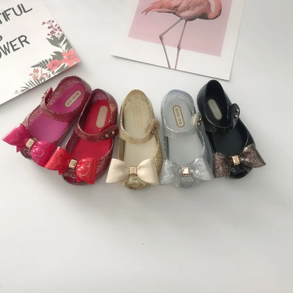 Mini DD Girl Jelly Sandals Bow Sandals clássicos de verão Retro Sandals fofos sapatos de praia Sapato de criança SH19100 240318