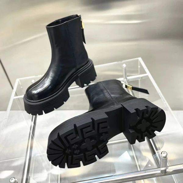Botas 2022 Design de marca Botas de tornozelo para mulheres deslizam em plataforma de couro preto Botas mulheres saltos grossos mulheres chelsea botas de inverno sapatos de inverno