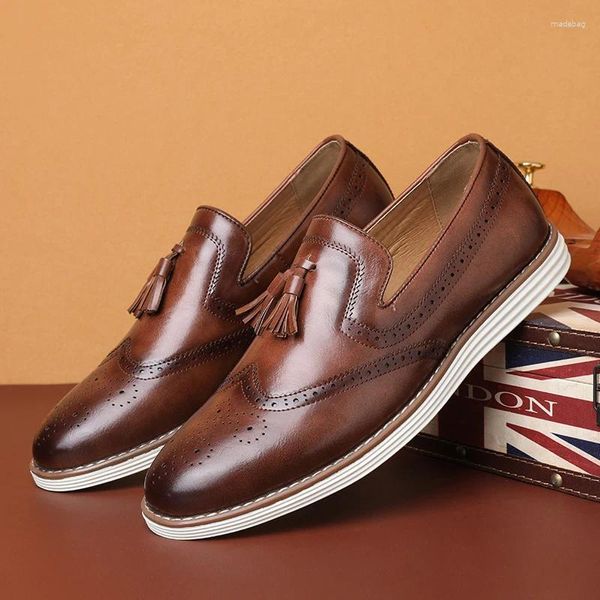 Sıradan ayakkabılar erkekler iş deri erkek moda püsküller loafers erkek klasik retro brogue ışık açık sürüş daireleri