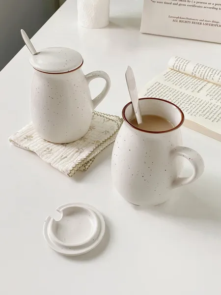 Tazze 420ML Tazza di latte in ceramica stile minimalista bianco chiaro Smalto di sesamo con coperchio Barattolo di cucchiaio Bottiglia di olio e sale per uso domestico