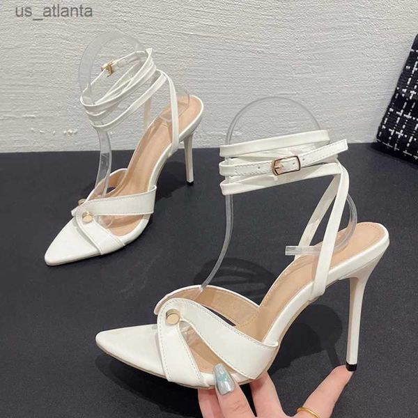 Scarpe eleganti Liyke Black White High Heels Gladiator Sandals Women 2024 Summer Fashion Design Metal Pointed Op Op Op Apro Stiletto Schema H240403SJDV